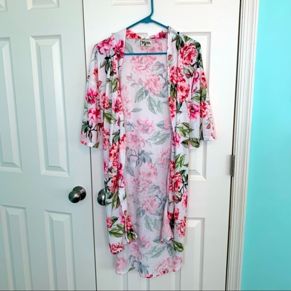 Show‎ me your mumu one size robe white with floral design short sleeve